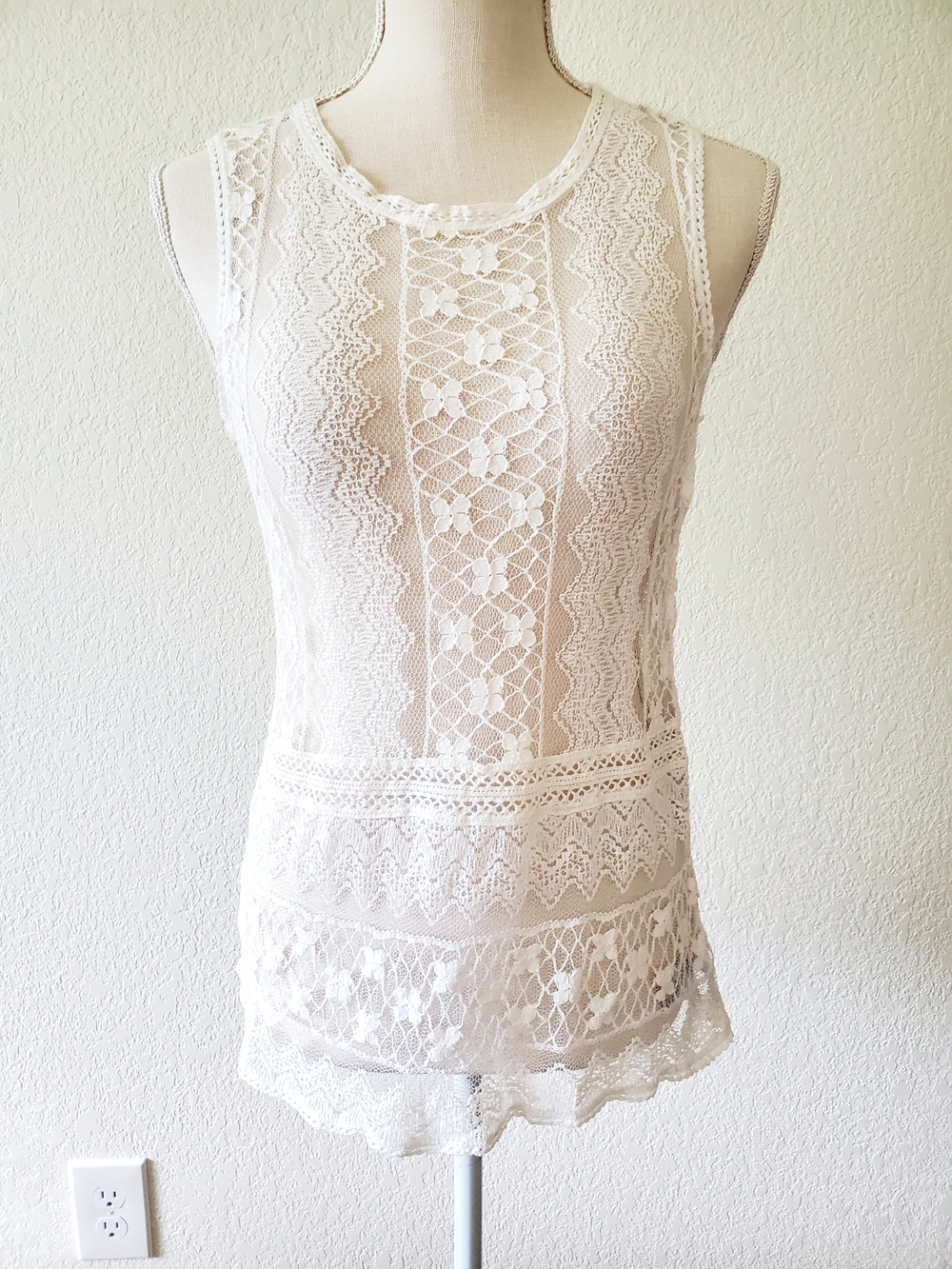 Olsenboye White Lace Overlay Sleeveless Camisole